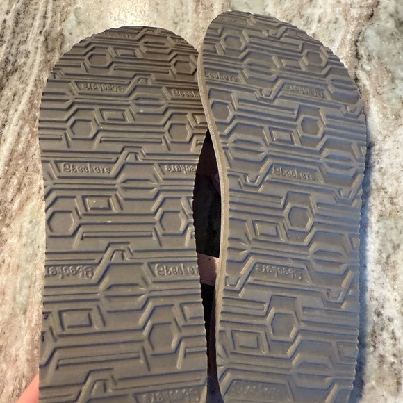 MAKE AN OFFER! 

Skechers Pink and Gray Sandals with Metallic Accents - Picture 3 of 3